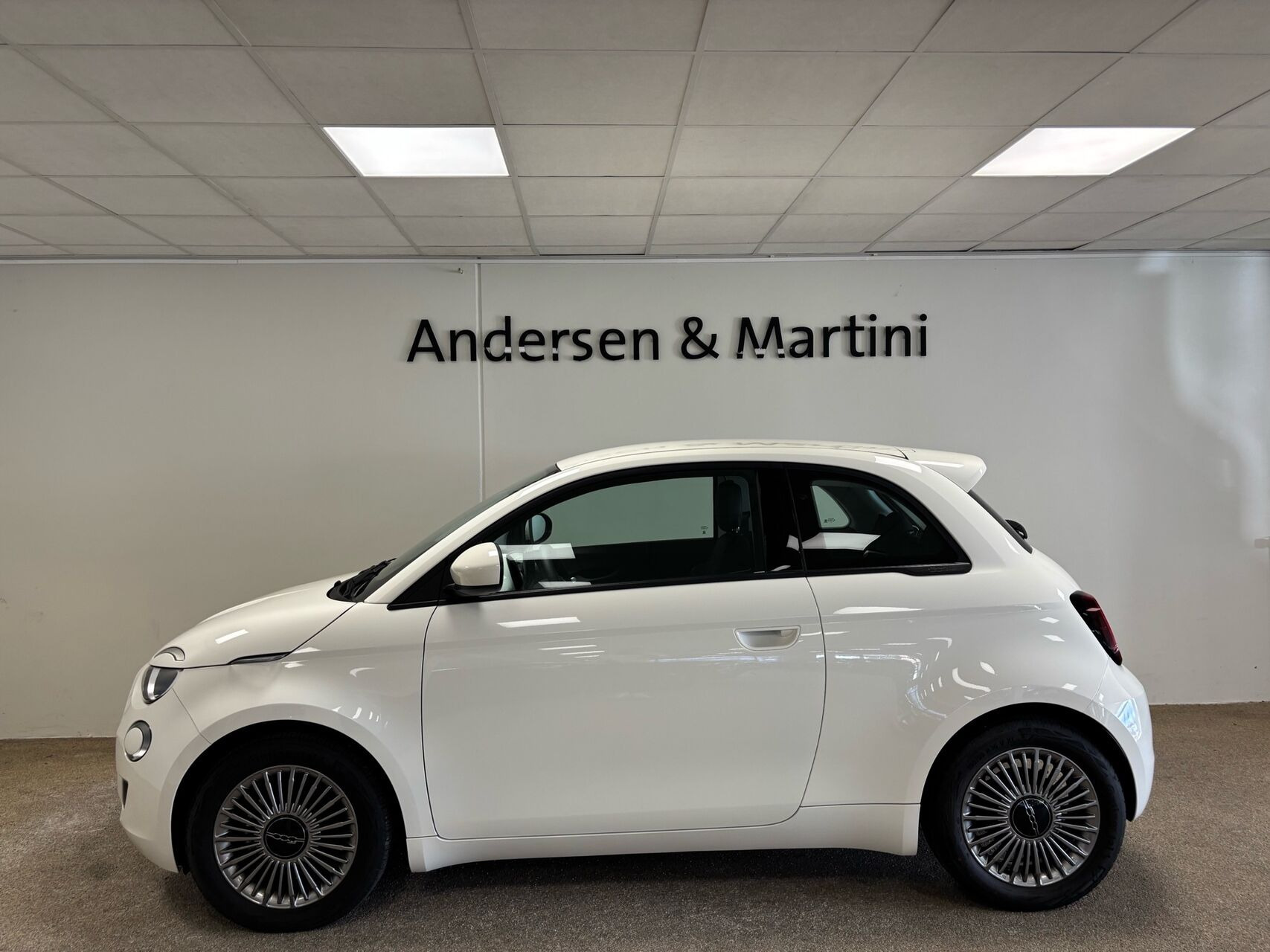 Hvid Fiat 500e fra 2023