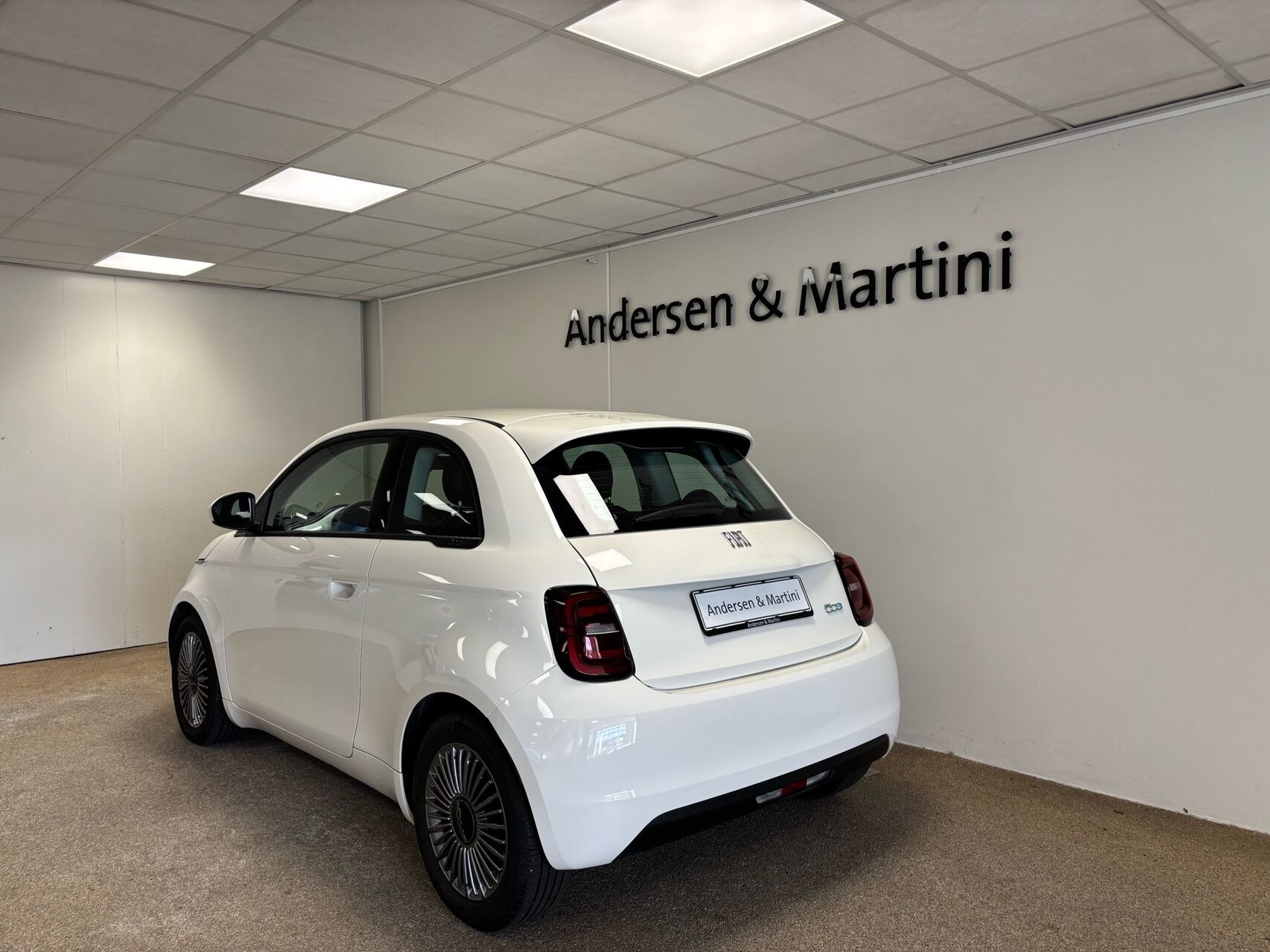 Hvid Fiat 500e fra 2023