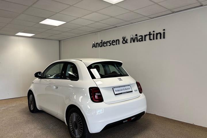 Hvid Fiat 500e fra 2023