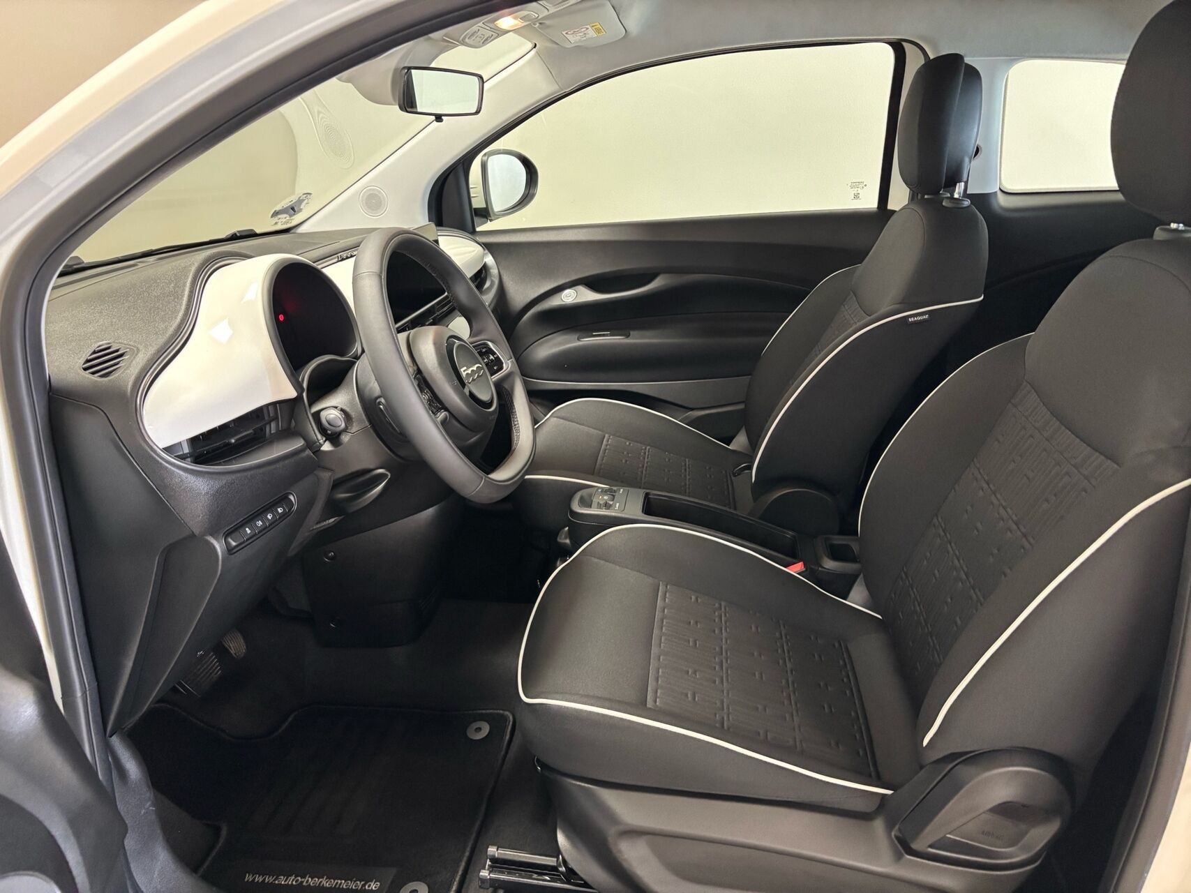 Hvid Fiat 500e fra 2023