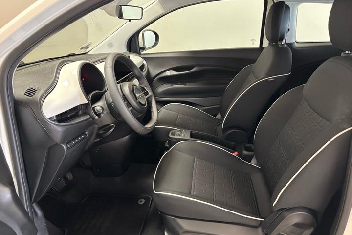 Hvid Fiat 500e fra 2023