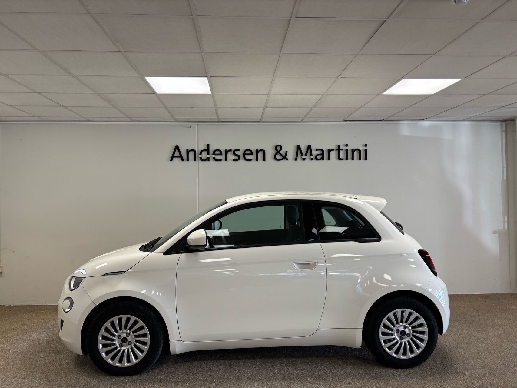 Hvid Fiat 500e fra 2023