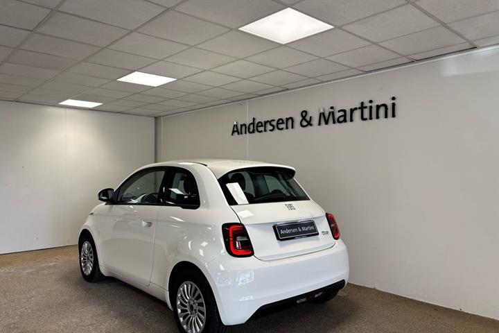 Hvid Fiat 500e fra 2023