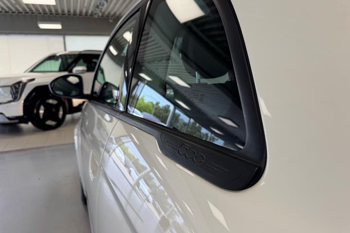 Hvid Fiat 500e fra 2023
