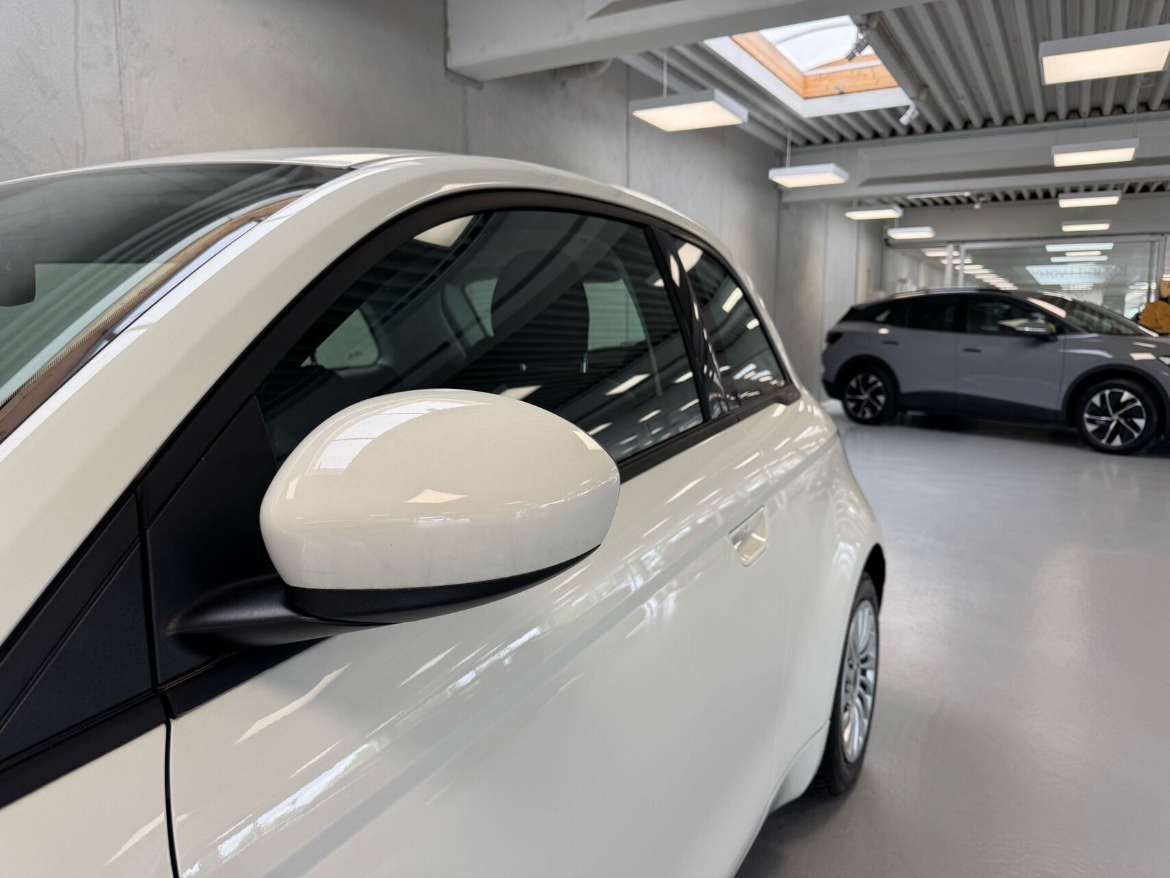 Hvid Fiat 500e fra 2023