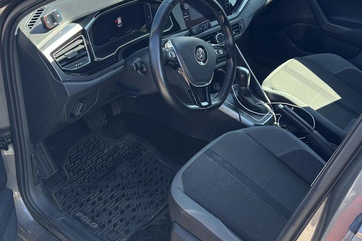 Grå VW Polo fra 2019