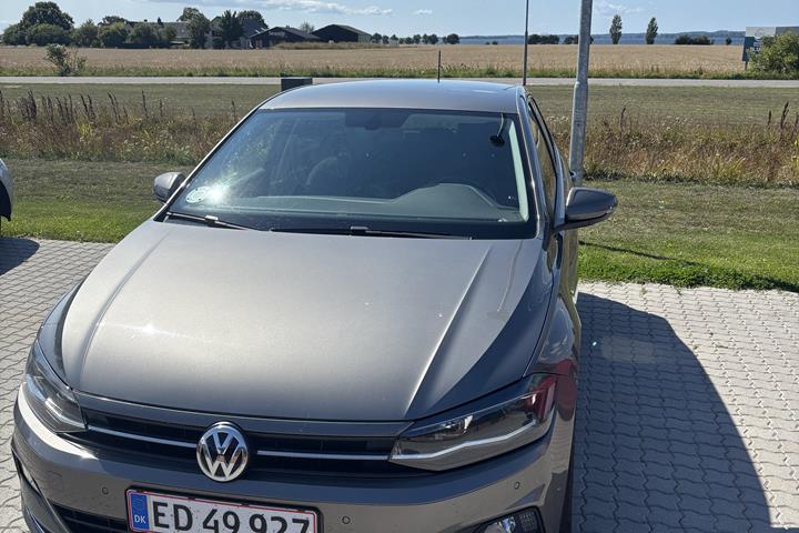 Grå VW Polo fra 2019
