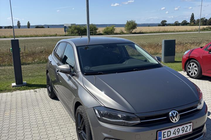 Grå VW Polo fra 2019