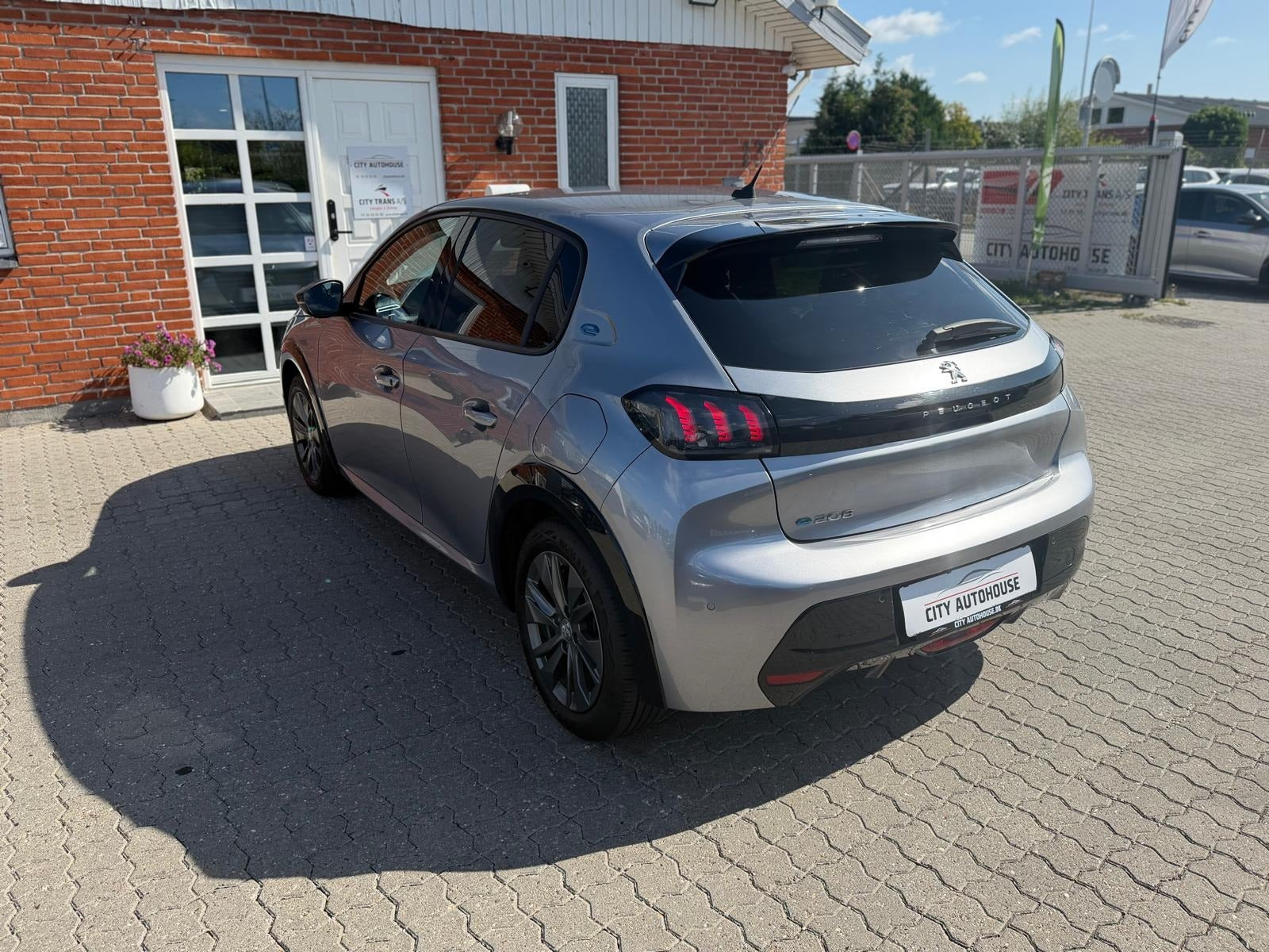 Sølv Peugeot e-208 fra 2022