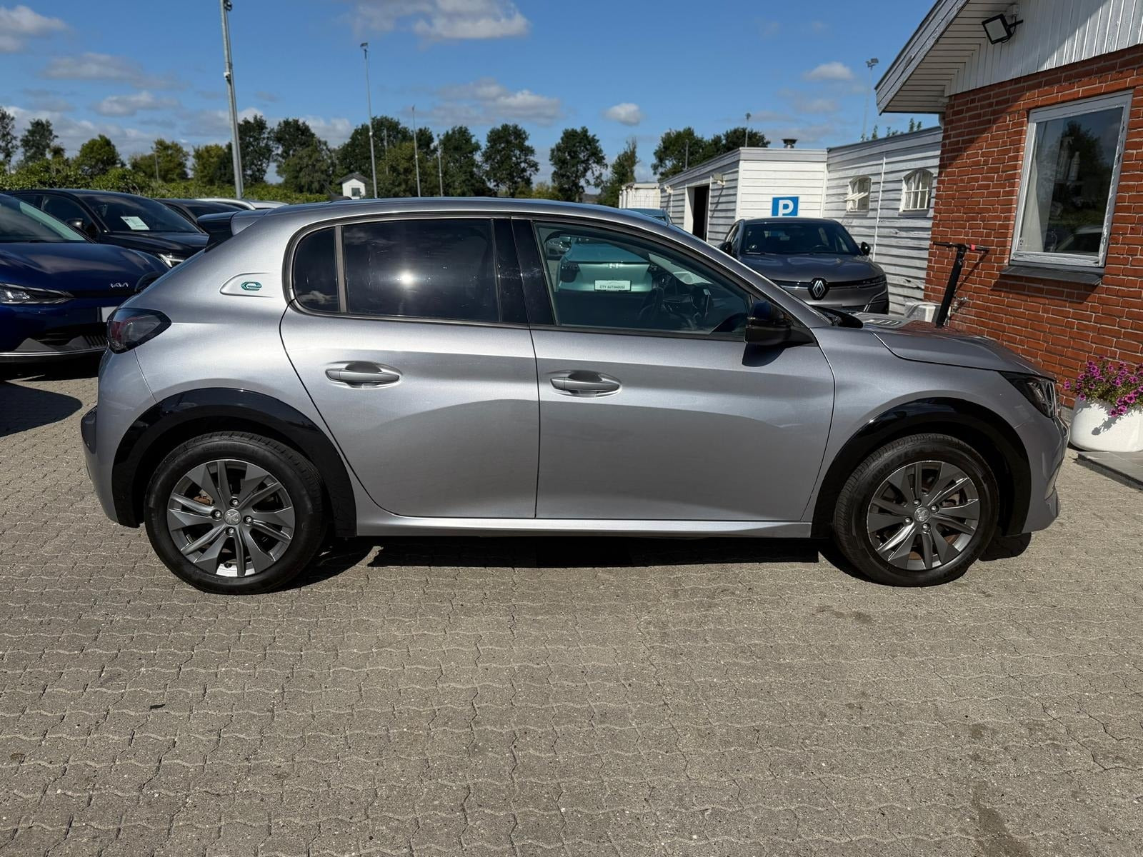 Sølv Peugeot e-208 fra 2022