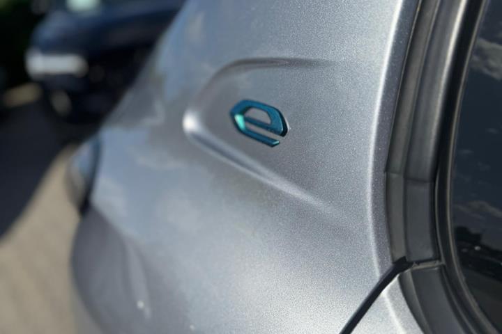 Sølv Peugeot e-208 fra 2022
