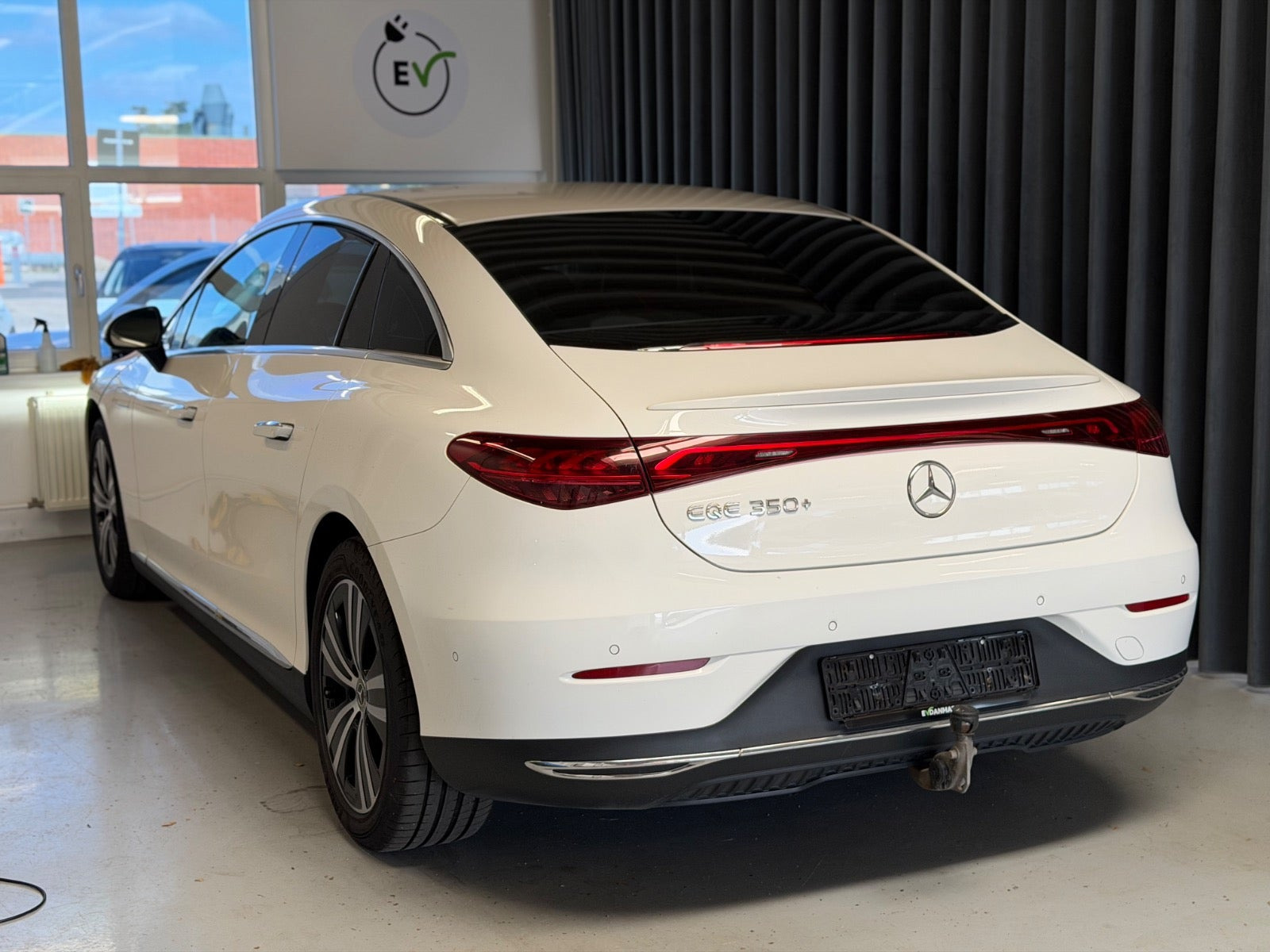 Hvid Mercedes EQE350+ fra 2022