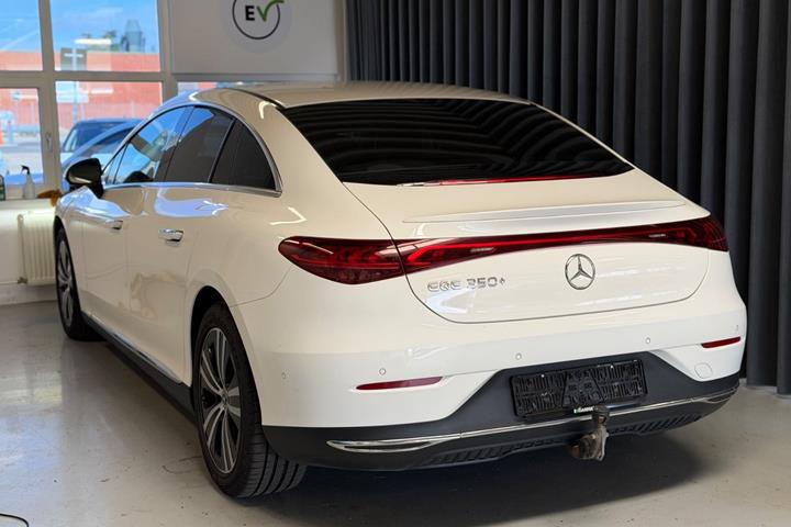 Hvid Mercedes EQE350+ fra 2022
