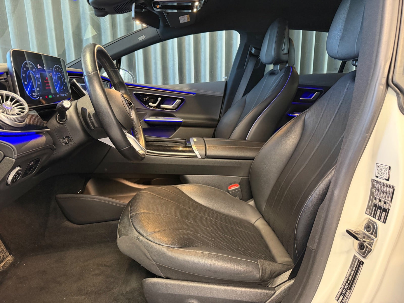 Hvid Mercedes EQE350+ fra 2022