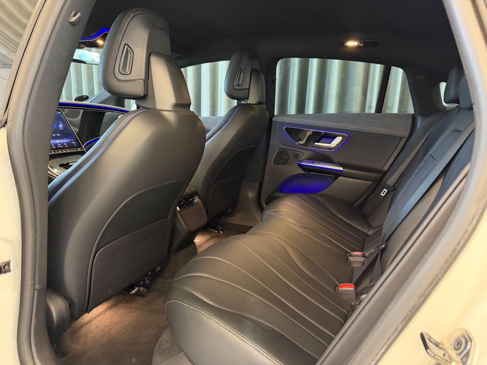 Hvid Mercedes EQE350+ fra 2022