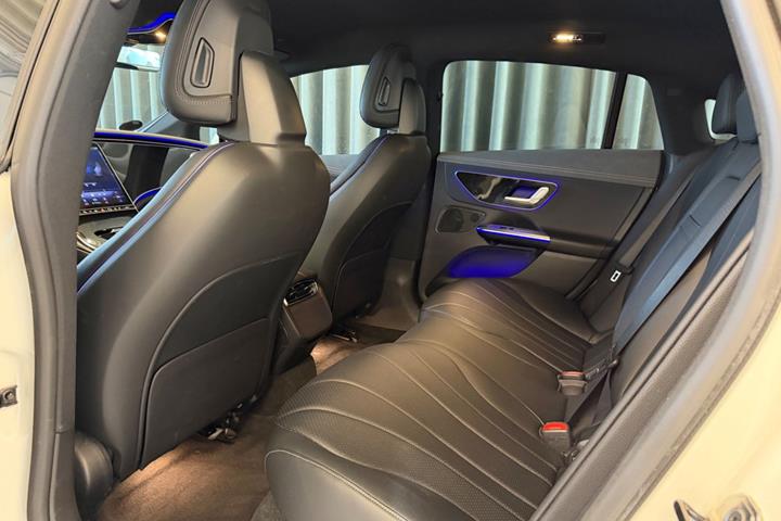 Hvid Mercedes EQE350+ fra 2022