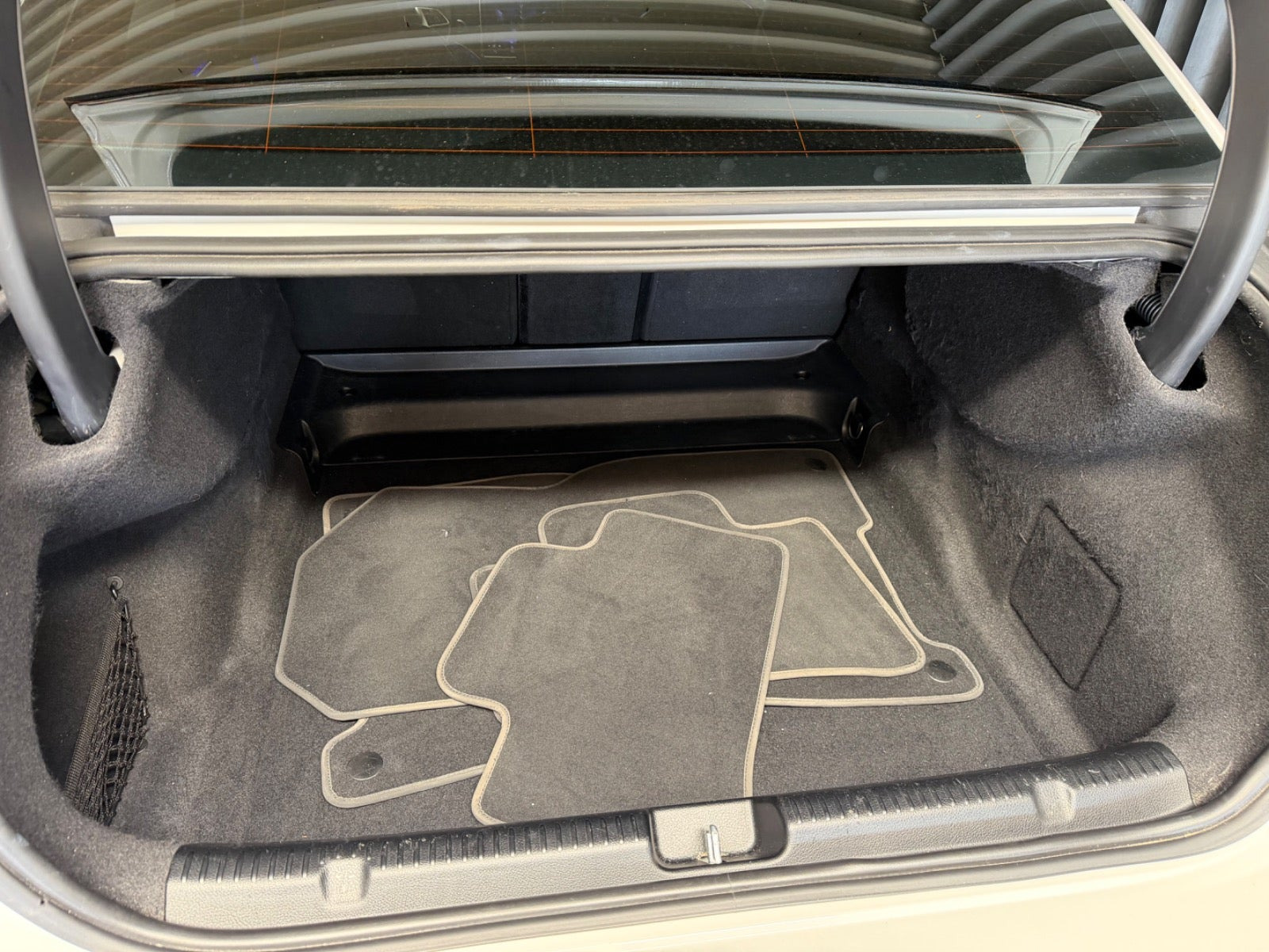 Hvid Mercedes EQE350+ fra 2022