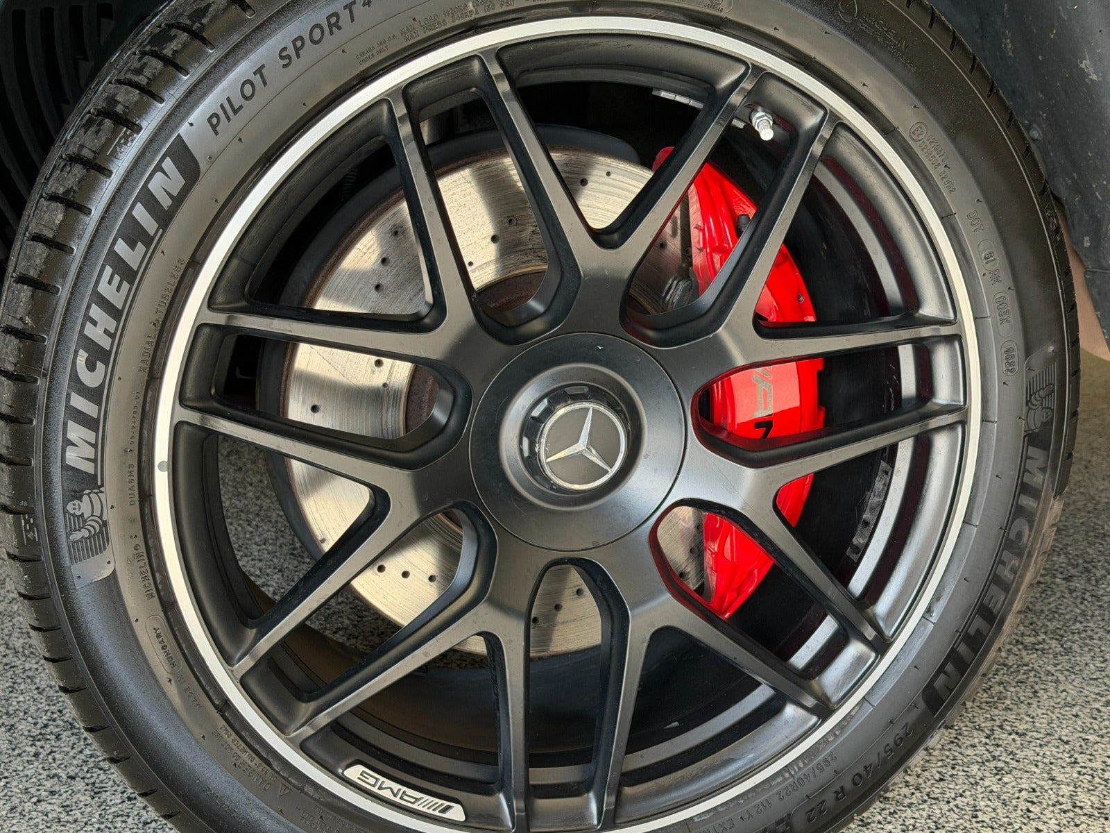 Grøn Mercedes G63 fra 2018