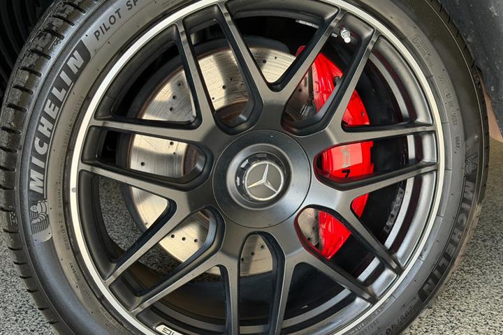 Grøn Mercedes G63 fra 2018