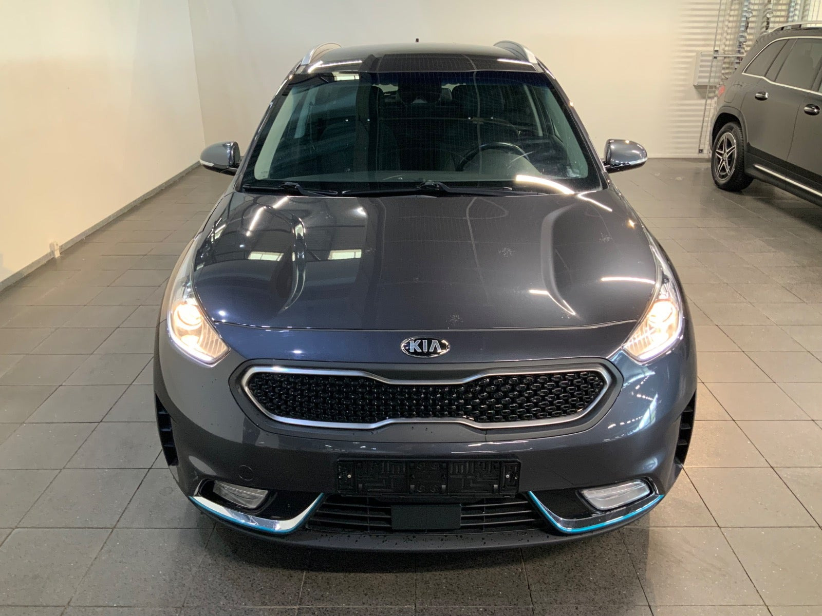 Grå Kia Niro fra 2019