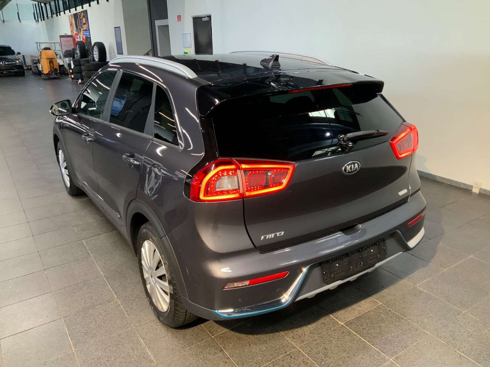 Grå Kia Niro fra 2019