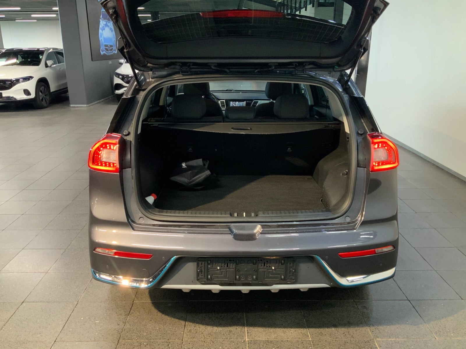 Grå Kia Niro fra 2019