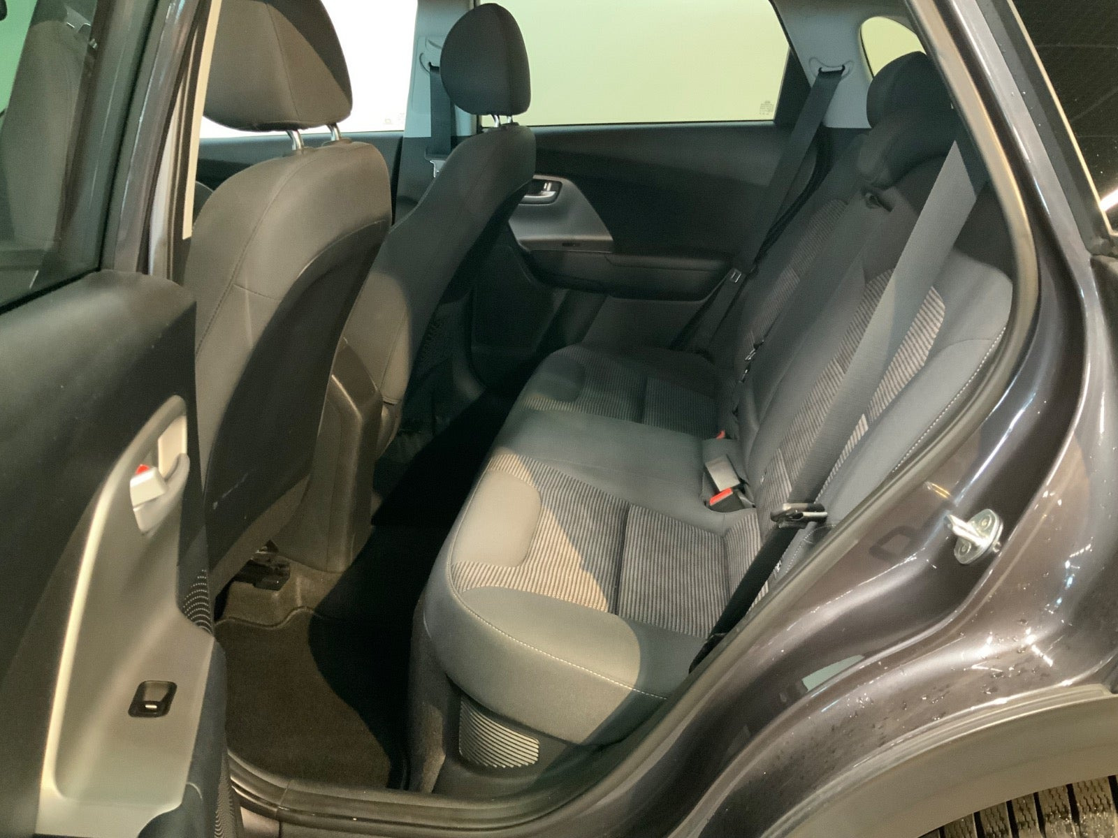 Grå Kia Niro fra 2019