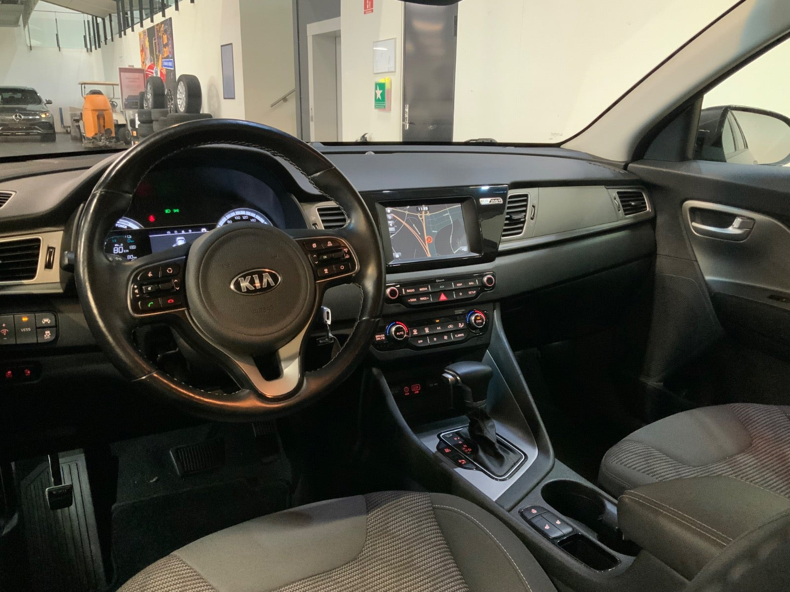 Grå Kia Niro fra 2019
