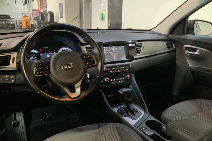 Grå Kia Niro fra 2019