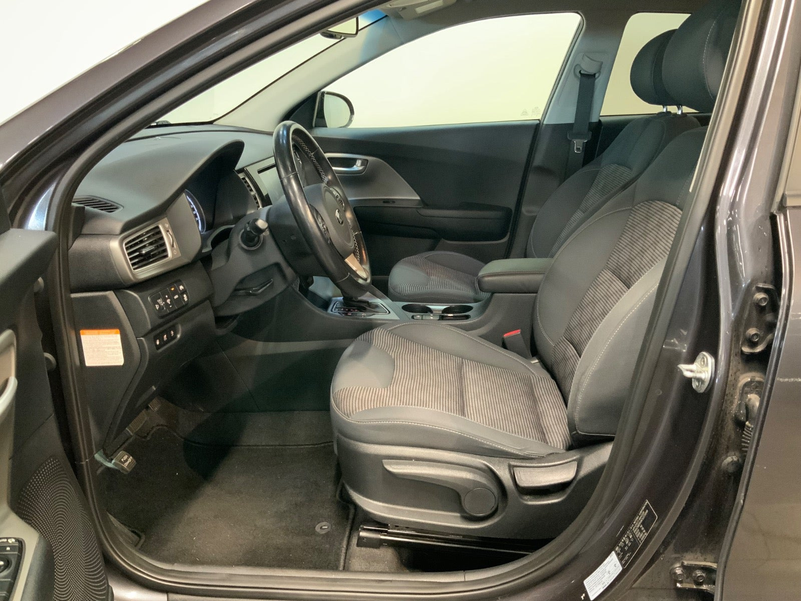Grå Kia Niro fra 2019