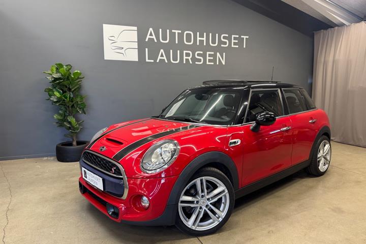 Rød Mini Cooper S fra 2018