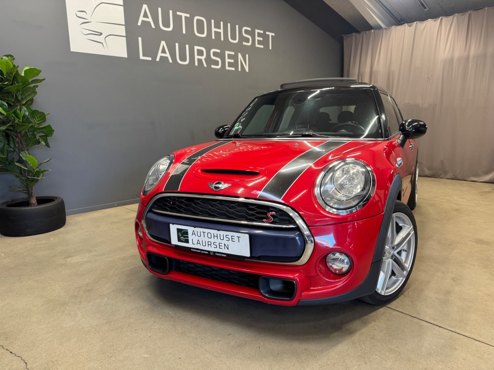 Rød Mini Cooper S fra 2018