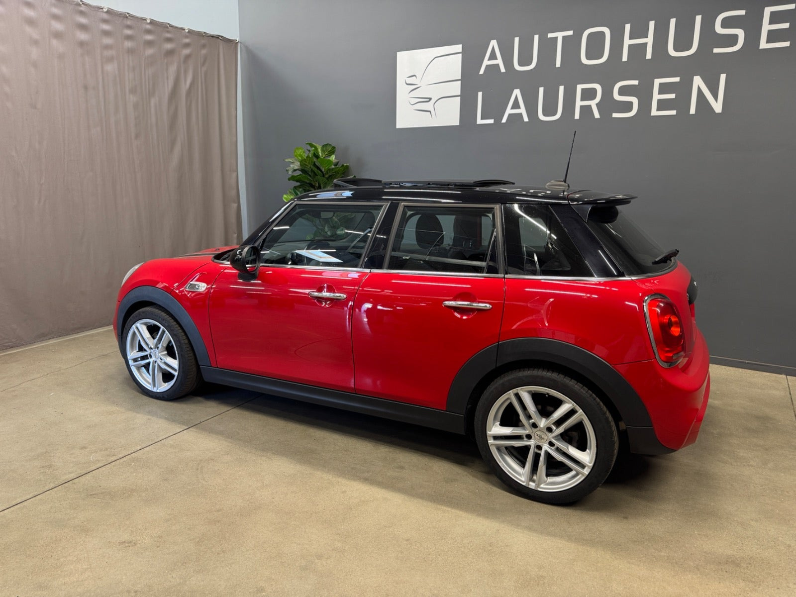 Rød Mini Cooper S fra 2018
