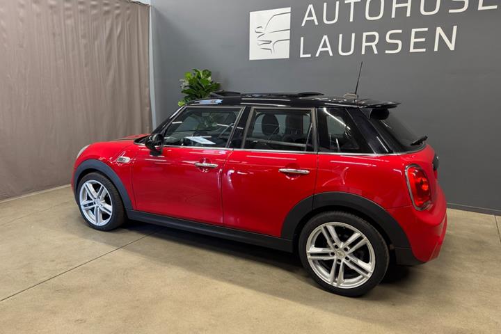 Rød Mini Cooper S fra 2018