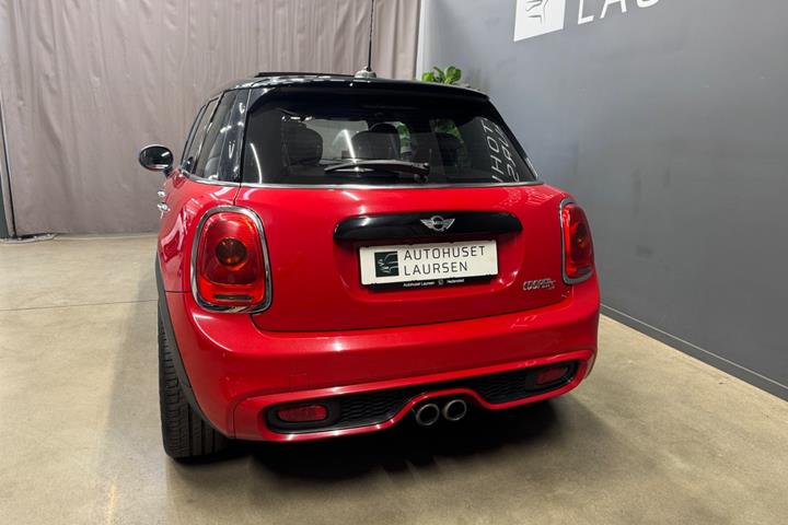Rød Mini Cooper S fra 2018