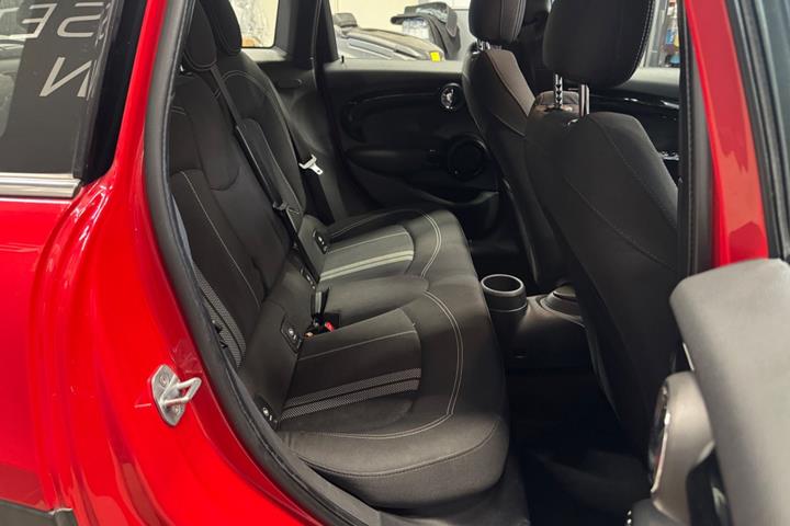 Rød Mini Cooper S fra 2018