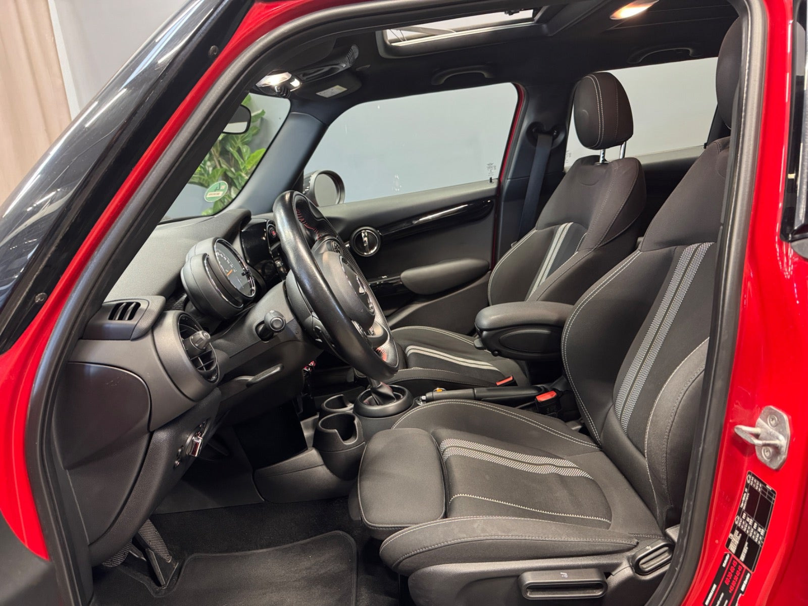 Rød Mini Cooper S fra 2018