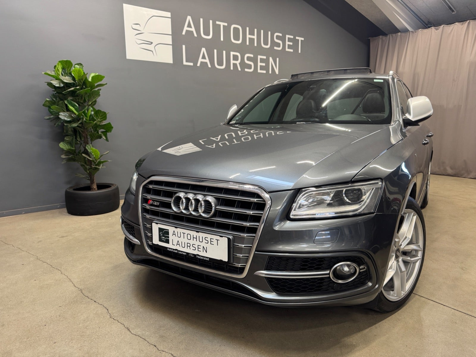 Grå Audi SQ5 fra 2014