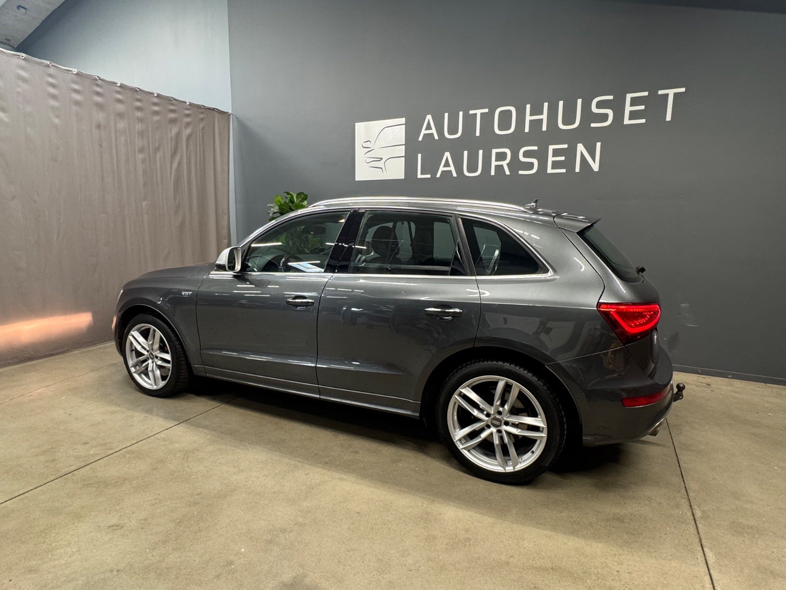 Grå Audi SQ5 fra 2014