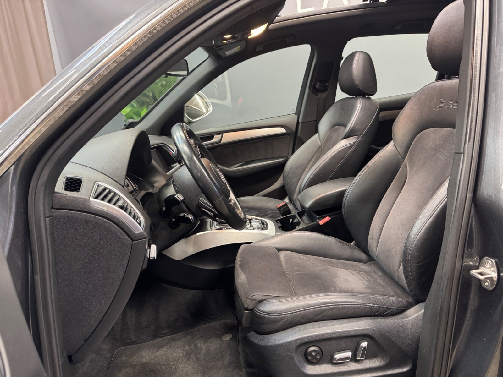 Grå Audi SQ5 fra 2014