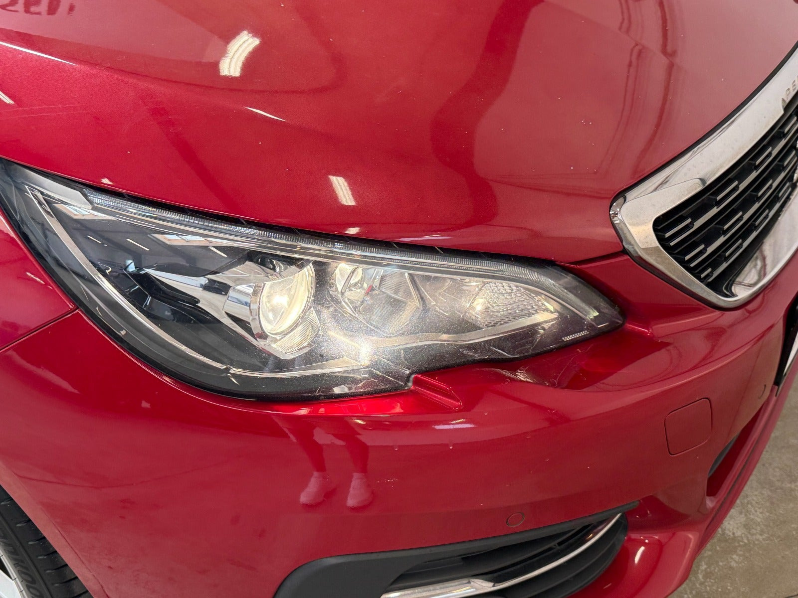 Rød Peugeot 308 fra 2018