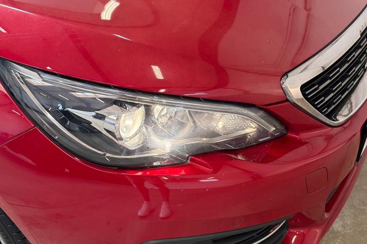 Rød Peugeot 308 fra 2018