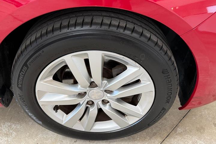 Rød Peugeot 308 fra 2018