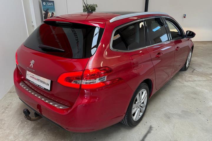 Rød Peugeot 308 fra 2018