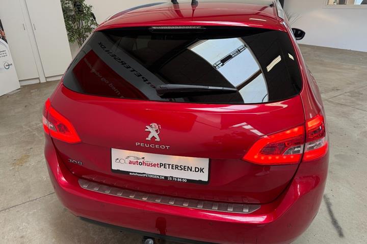 Rød Peugeot 308 fra 2018