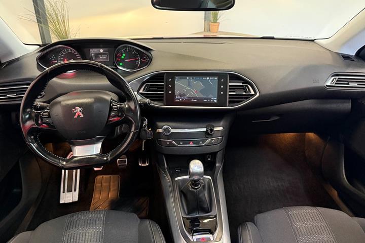 Rød Peugeot 308 fra 2018
