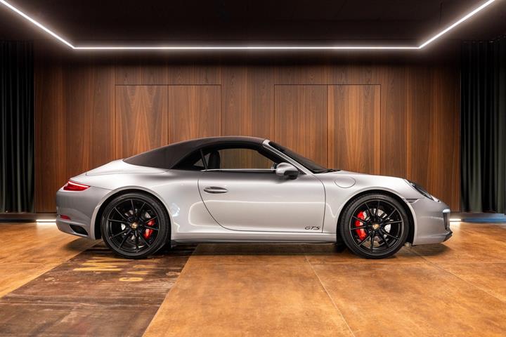 Sølv Porsche 911 Carrera GTS fra 2017