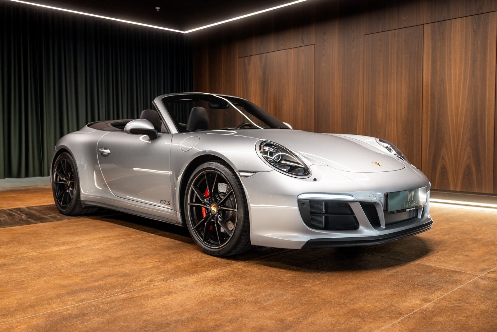 Sølv Porsche 911 Carrera GTS fra 2017