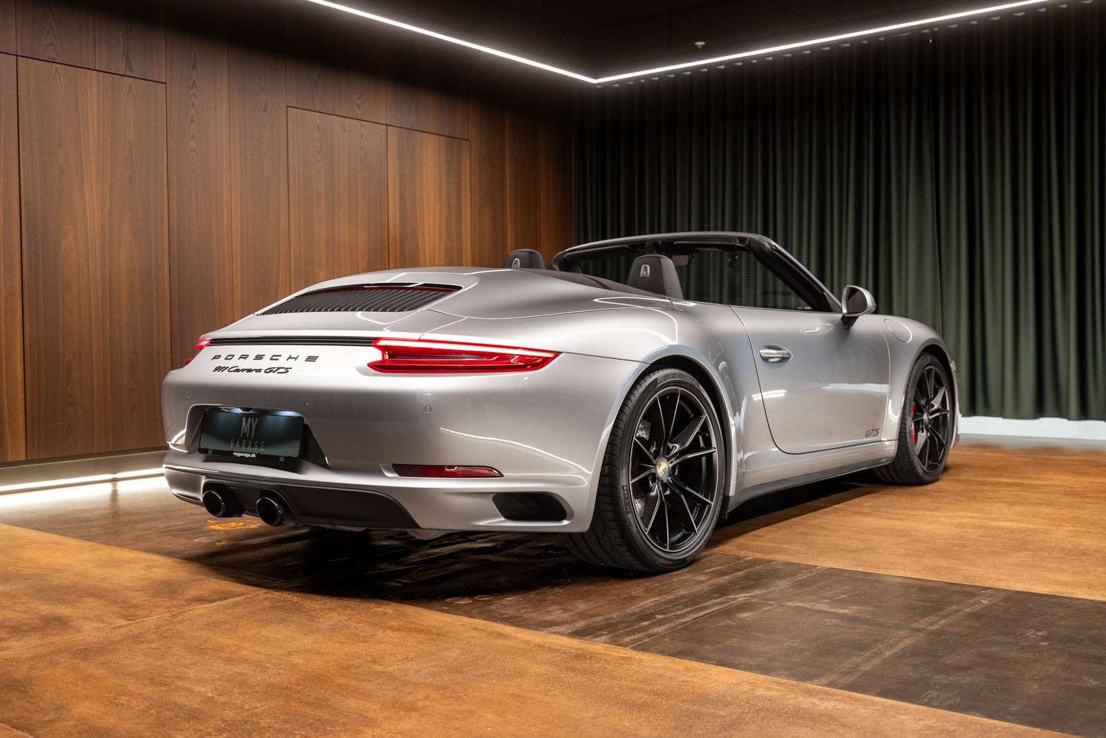 Sølv Porsche 911 Carrera GTS fra 2017
