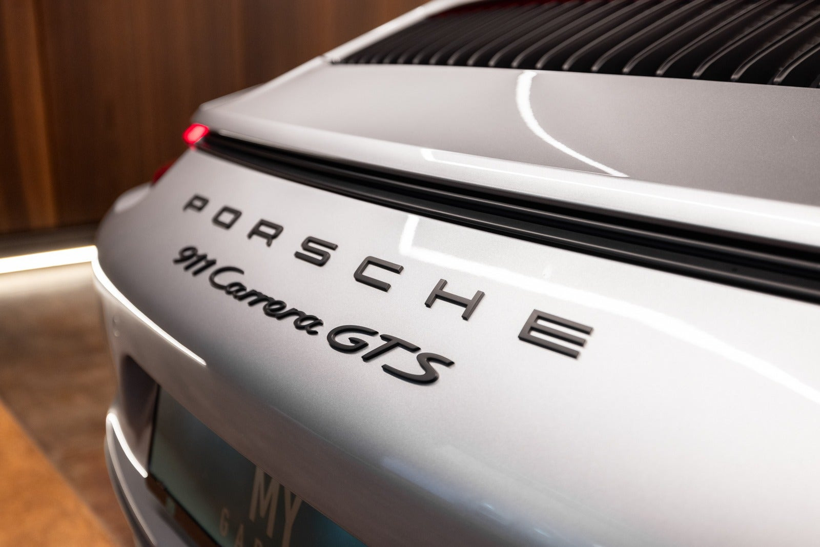 Sølv Porsche 911 Carrera GTS fra 2017